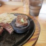 肉最強伝説 - お肉は鉄板の上の石で好みの焼き加減に仕上げていただきました。

この後９０分かけて志賀島一周ウォークを暫くぶりに楽しみました、お御馳走さまでした。