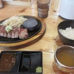 Nikusai Kyou Densetsu - 目の前の鉄板でお店の方がお肉を焼き上げてくれるのを見てると注文した商品の出来あがり。
      
      ＳＳＳステーキ１５０ｇのご飯セット１２００円です。
      