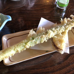 田舎うどん てつ - アスパラの天ぷら。お芋はおまけです。