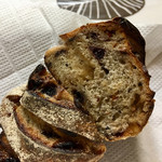 パンやきどころ RIKI - ブロート72の生地に、洋ナシ・カシス・オレンジ・キャラメルショコラ