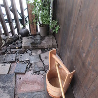 お料理 佐藤 - アプローチの打水