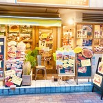 Little Yummy - お店の前には看板が沢山！