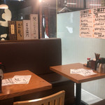 Sakana To Sake Hanatare - 通路側のテーブル席