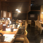 Sakana To Sake Hanatare - カウンター席奥から店内中央