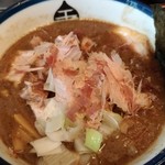 つけめん 玉 - つけ汁の中にはくだき肉がゴロゴロ入ってます