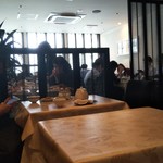 Honkon - 店内は二人掛のテーブルを上手く組み合わせて、お一人様やグループ客に対応してました。