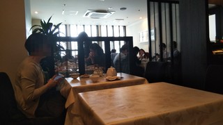 Honkon - 店内は二人掛のテーブルを上手く組み合わせて、お一人様やグループ客に対応してました。