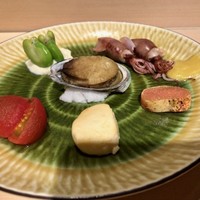 すし縁 - 前菜：フルーツトマト、クリームチーズの西京漬け、明太子のわさび漬け、ほたるいかの酢味噌和え、天豆の白和え、とこぶし