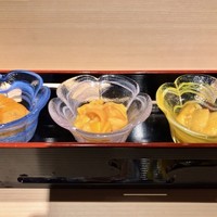 すし縁 - 雲丹3種食べ比べ♪ 左から根室の馬糞雲丹、浜中の塩水雲丹、宮城のむらさき雲丹