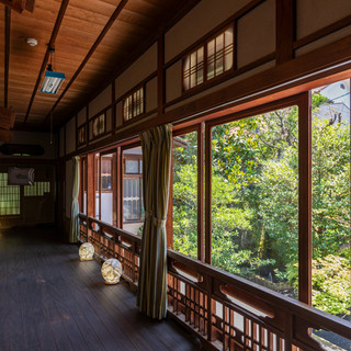 昭和28年に建てられた、郷愁を誘う風情のある空間