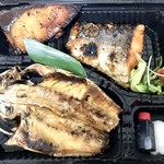 焼魚食堂 - 焼魚日替わり３種盛り(ぶりみりん焼き、アジ開き 、シャケ塩焼き)1380円
            