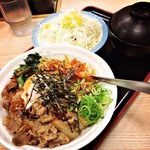 松屋 - 牛ビビン丼生野菜セット。650円。