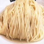 Sagamihara 欅 - 麺は基本200g、大盛が300g、今回の特盛なら400g。黒い粒＝フスマが見えますか？麺は水で締められ、常温の昆布水が回しかけられます。