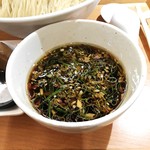 Sagamihara 欅 - 温かいつけ汁には刻み葱と刻み赤玉葱のみ。何の香味油か、油も割と入っています。