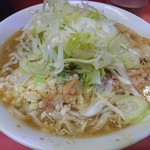 ラーメン二郎 - 小ラーメン、ネギ、にんにく、脂、野菜抜き
      ネギがいつもよりフラットに盛り付けられてた