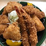 とんかつ春 - 盛り合わせの内訳はエビフライ2尾、ヒレカツ2枚、ホタテフライ2個、キスフライ1尾、カニクリームコロッケ1個。ほぼ2人前で1450円とか奇跡に近い。