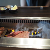 焼肉うしごろ 銀座並木通り店 - 焼いてます