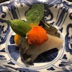 祇園 にしかわ - 鮑の蒸し煮。殻付きで３時間蒸すが、殻付きで蒸さないと身が縮んでしまう。