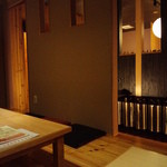 Gamushiyara Izakaya Shiyakariki - 壁の向こうにカウンターとテーブル席があります