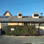 ダニエルハウス - 裏口から出てのお店外観