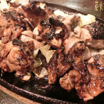Hakubotan - 炭火鶏もも焼(わか/800円)♪ これはジューシィな鶏肉で若いお肉なので柔らかい。程よく炭の香りも付いて美味しい〜！