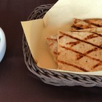 CICADA - フラットブレッドとそら豆のディップ