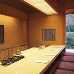 飯田 - 凛とした雰囲気が漂うカウンター。