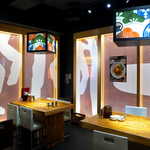 Ippuudou - 訪日外国人を意識した感じの店内。ラーメン店だが、演出にも心を配る時代