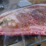 大阪焼肉・ホルモンふたご - 黒毛和牛のはみ出るカルビ