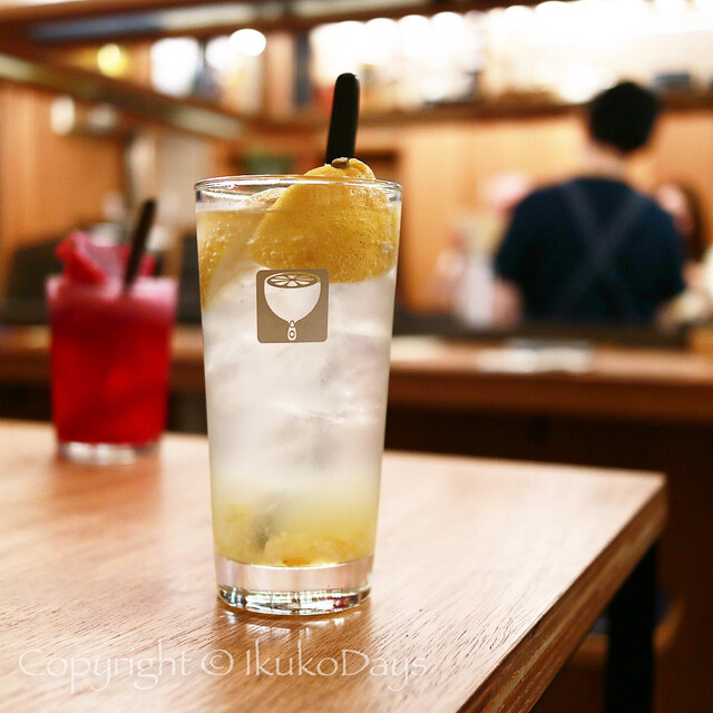 洒落たフードメニューとフルーツをふんだんに使用したサワーを楽しめる