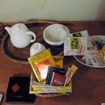 出雲・玉造温泉 佳翠苑 皆美 - 部屋の飲み物、お菓子とも種類豊富