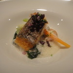 ルパン ミュラ - 鰆のポワレ、大地と大海の香り、すりおろした自然薯に蕎麦の実、ツブ貝、青海苔を加えて焼き上げた、ガレットを付け合わせて