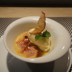 ルパン ミュラ - 北海道産あかね林檎のクレームブリュレにシナモン香るアイスクリームを添えて      