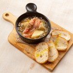 明太子和马铃薯的大蒜橄欖油風味鍋附法式面包