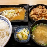 吉野家 - 牛、鯖みそ定食 690円(大盛り無料)