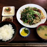 小野屋 - ニラレバ炒め定食　ライス少な目で８１０円に(*^o^*)