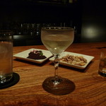 バーステイ - ショットグラスにはリンスで使ったベルモットが。オリーブを食べた後に勿論飲みます。