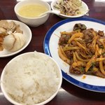Mara Yuuwaku Taihou - 羊肉のクミン炒め、ランチのご飯、煮卵、ザーサイ、スープ、サラダ