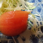 とんかつ あじろ - 付け合せのトマトもしっかり皮剥いてくれています。