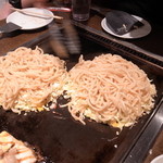 鶴橋風月 - モダン焼きとお好み焼きに卵麺が乗る