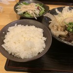 ミツフジダイニング - ご飯とサラダがついてくる