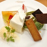 Antenoru - 【本日のおすすめケーキ３種の盛り合わせ：正面】
                        ちょっとずつ色んなスイーツを食べられる幸せ。