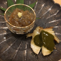 鮨 まるふく - 蒸し鮑　肝ソース、生シラスの漬け