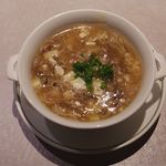 中国飯店 富麗華 - 上海蟹肉と板春雨のスープ