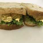 De mu Pan! - 玄米食パンを使用したタマゴサラダたっぷりのサンドイッチ