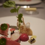 ASAHINA Gastronome - 活帆立貝 カラスミと合わせ かえでの樹液でマリネした甘酸っぱい紅芯大根とともに