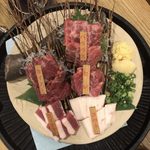 東京馬焼肉　三馬力 - 極上馬刺5点盛り合わせ＋ユッケ ¥1,380×3 の極上馬刺し5点盛り合わせ