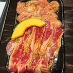 Atsuniku Yakiniku Horumon Gyuu Suke - 焼肉満足ランチ972円、肉の種類が選べ、手前カルビと奥セセリ