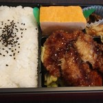 塚田農場OBENTO&DELI - チキンカツとだし巻きのお弁当　860円(税込)