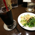 イタリアンレストラン めぐる - セットのドリンク(おかわり無料)とサラダ